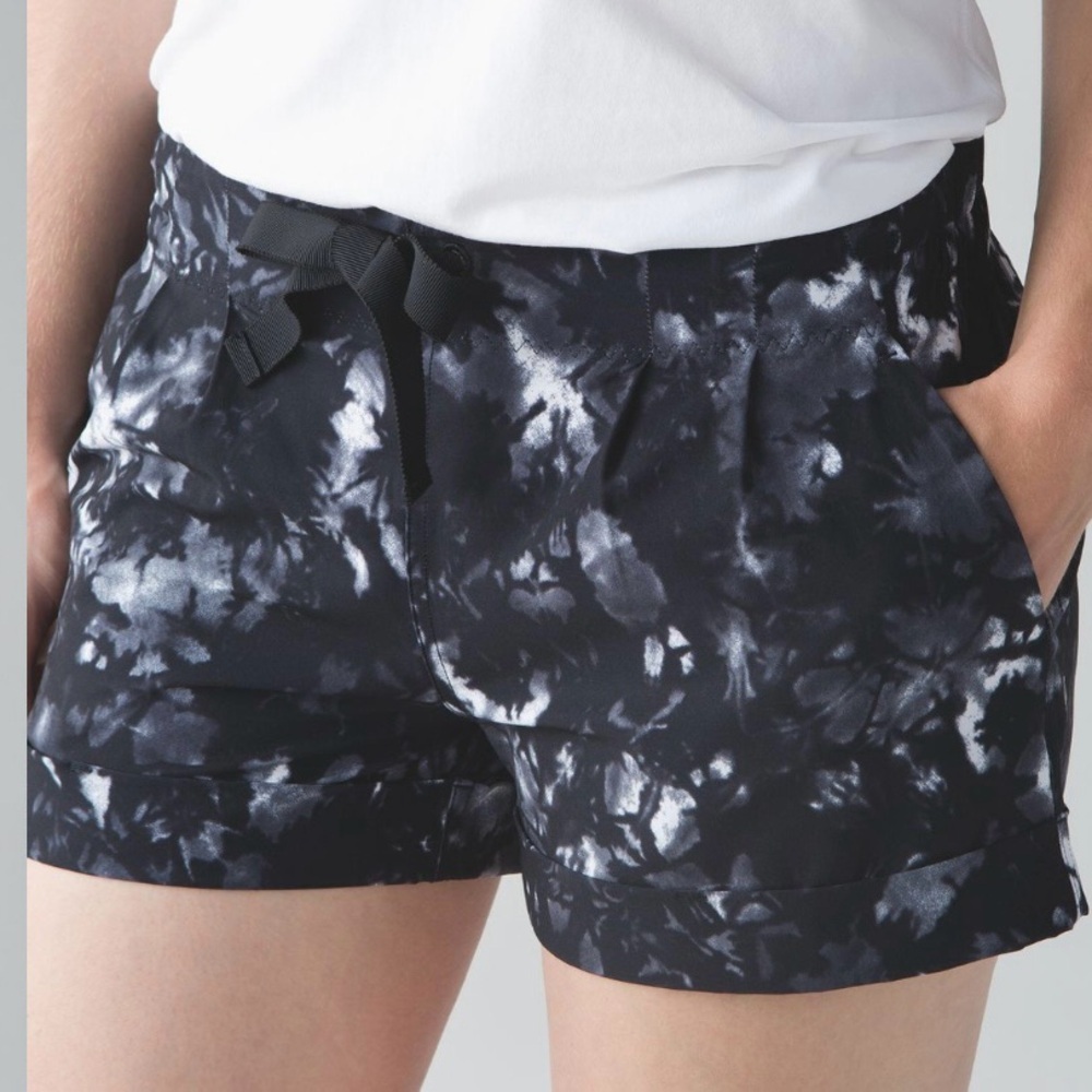 Lululemon Shorts 4 Black/White